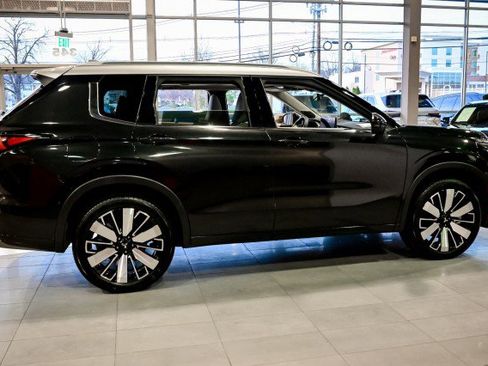 Used 2025 Mitsubishi Outlander AWD image 4