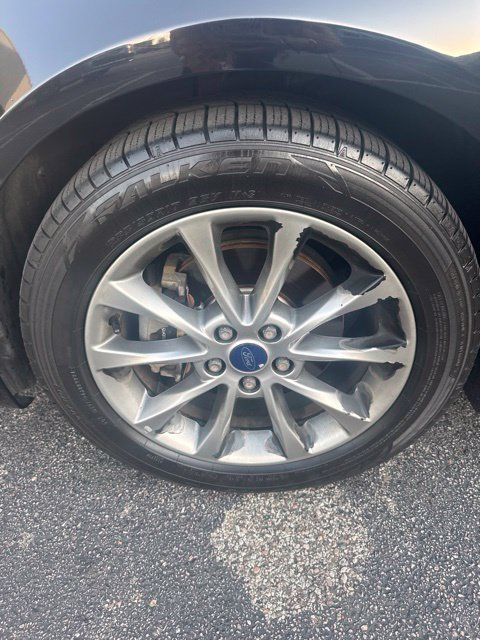 Used 2017 Ford Fusion SE w/ Fusion SE Technology Package FWD image 4