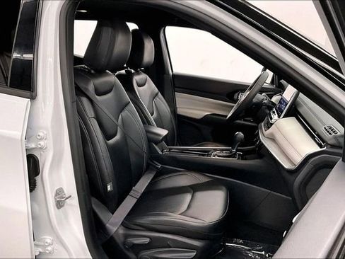 Used 2025 Jeep Compass Limited image 8