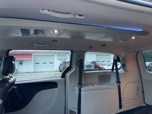 Used 2013 Chrysler Town & Country Touring FWD image 17