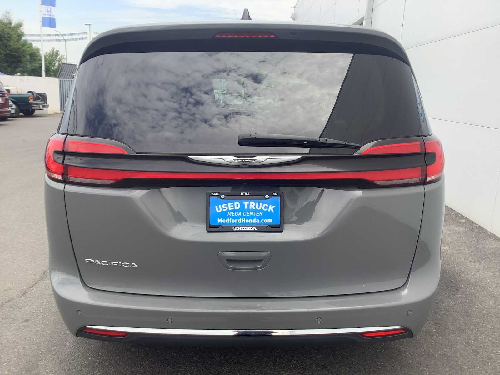 Used 2023 Chrysler Pacifica Touring-L FWD image 5