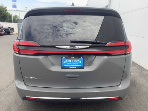 Used 2023 Chrysler Pacifica Touring-L FWD image 5