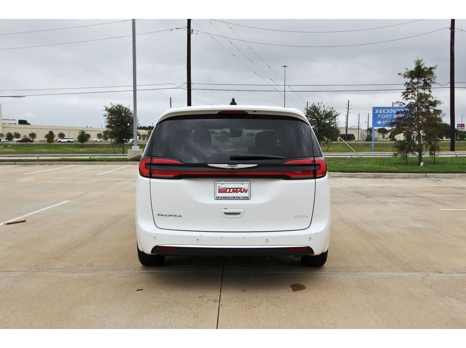 Used 2024 Chrysler Pacifica Touring-L FWD image 6