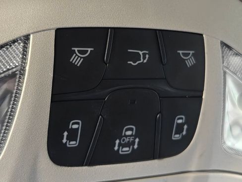 Used 2023 Chrysler Voyager LX FWD image 9
