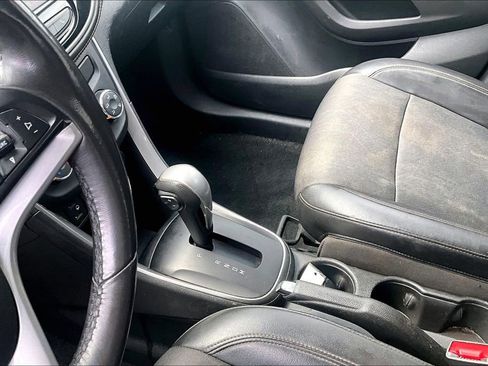 Used 2020 Chevrolet Trax LT w/ LT Convenience Package image 17