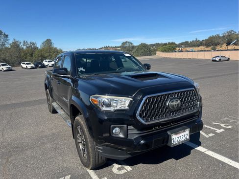 Used 2019 Toyota Tacoma TRD Sport w/ Technology Package AWD/4WD image 3