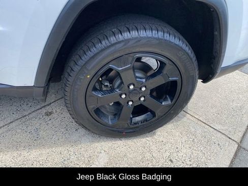 Used 2019 Jeep Grand Cherokee Laredo image 18