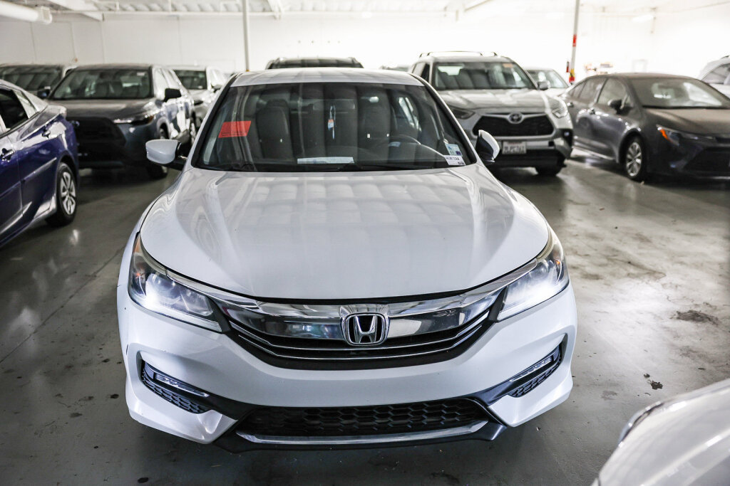 Used 2017 Honda Accord Sport image 2