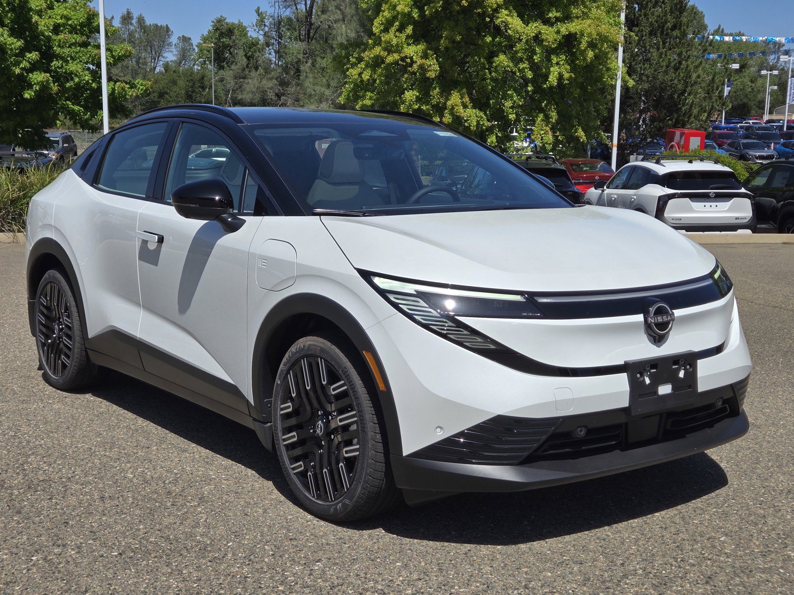 New 2026 Nissan Leaf Platinum+ w/ Illuminated Package FWD image 1