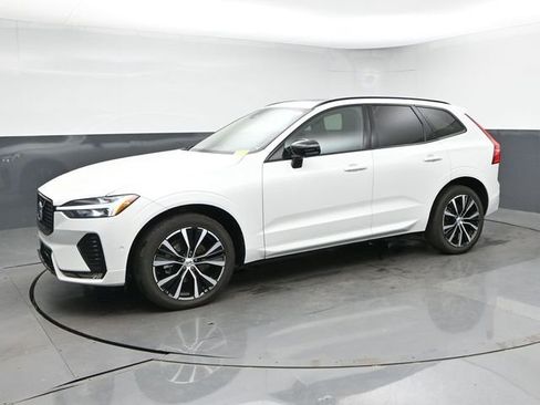 Used 2023 Volvo XC60 B5 Plus FWD image 4