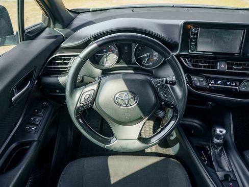 Used 2018 Toyota C-HR XLE FWD image 24