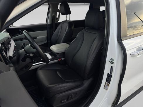 Used 2024 Kia Carnival EX FWD image 22