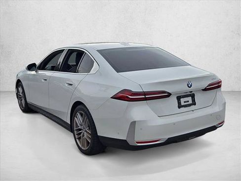 Used 2025 BMW 530i w/ Premium Package RWD image 7