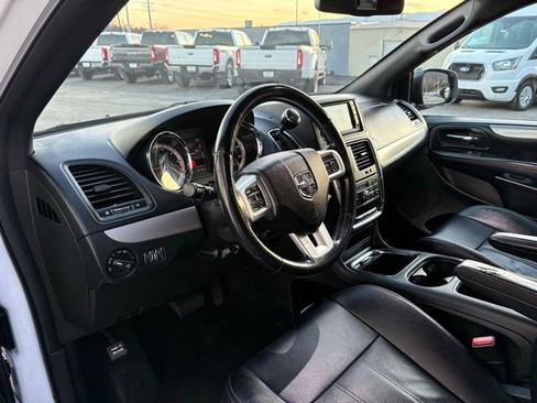Used 2019 Dodge Grand Caravan GT image 3