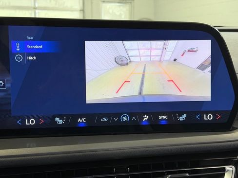 Used 2025 Chevrolet Traverse LT FWD image 57