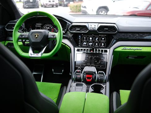 Used 2022 Lamborghini Urus AWD/4WD image 32