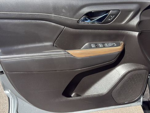 Used 2023 GMC Acadia SLE image 11