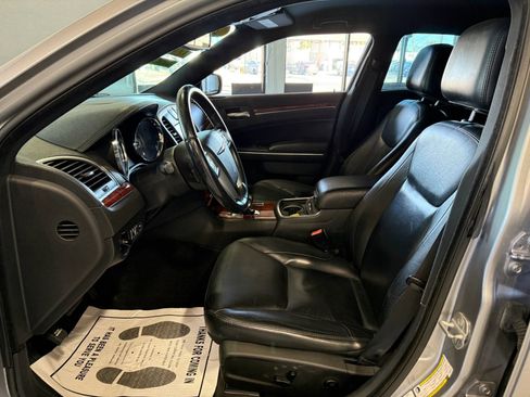 Used 2013 Chrysler 300 RWD image 9