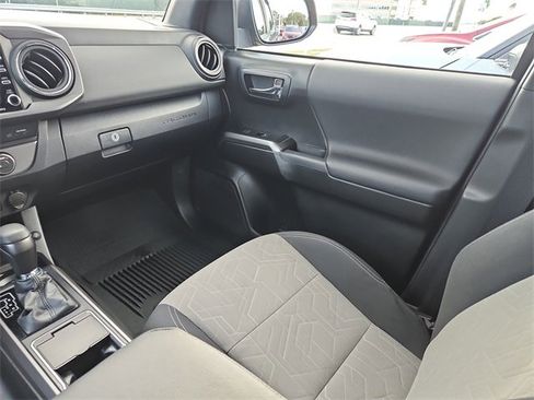 Used 2021 Toyota Tacoma TRD Off-Road image 10