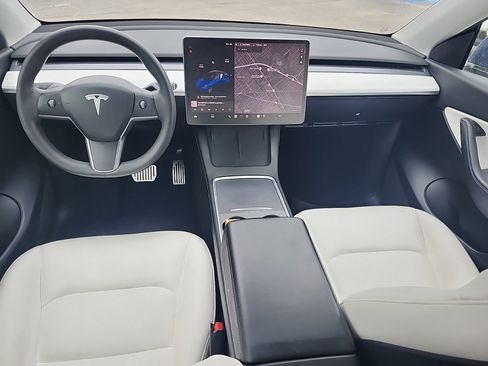 Used 2021 Tesla Model Y Long Range image 9