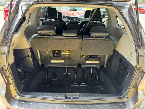 Used 2015 Toyota Sienna SE w/ SE Preferred Package FWD image 19