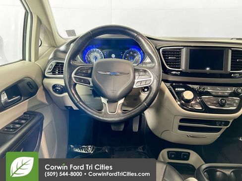 Used 2020 Chrysler Pacifica Touring-L FWD image 26
