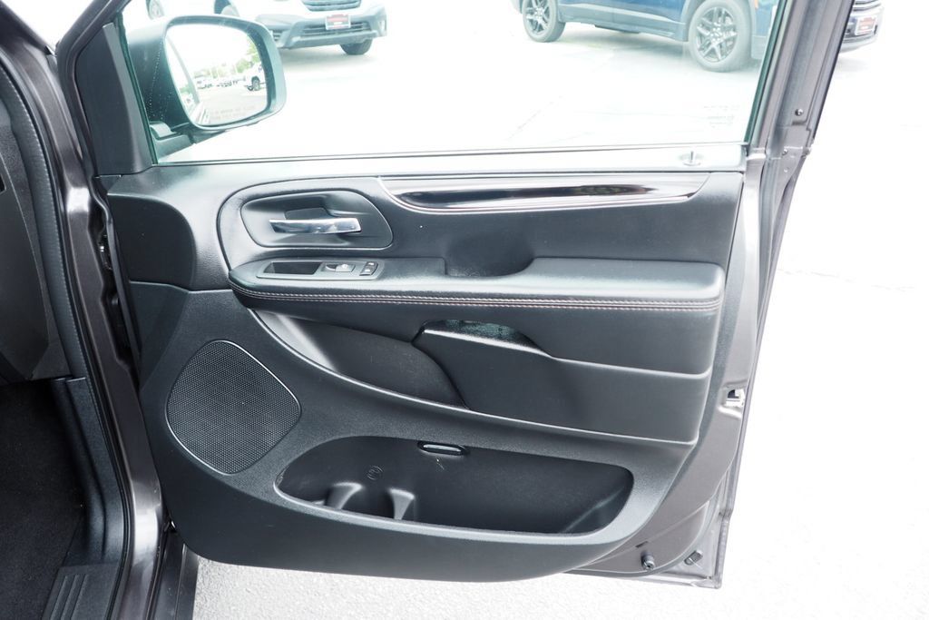 Used 2020 Dodge Grand Caravan SE FWD image 22