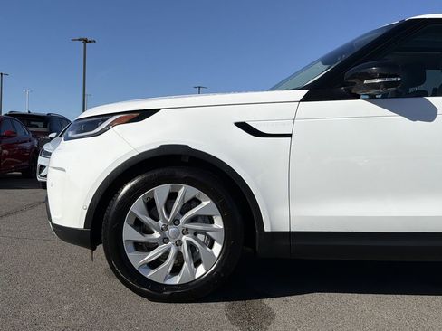 Used 2024 Land Rover Discovery S image 9