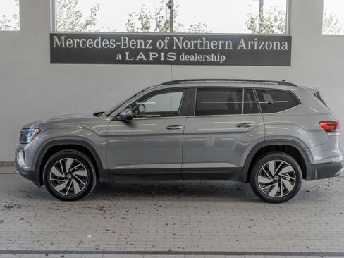 Used 2024 Volkswagen Atlas SE AWD/4WD image 2