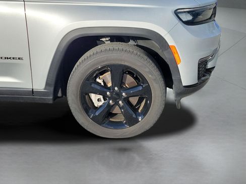 Used 2023 Jeep Grand Cherokee L Limited w/ Black Appearance Package image 27