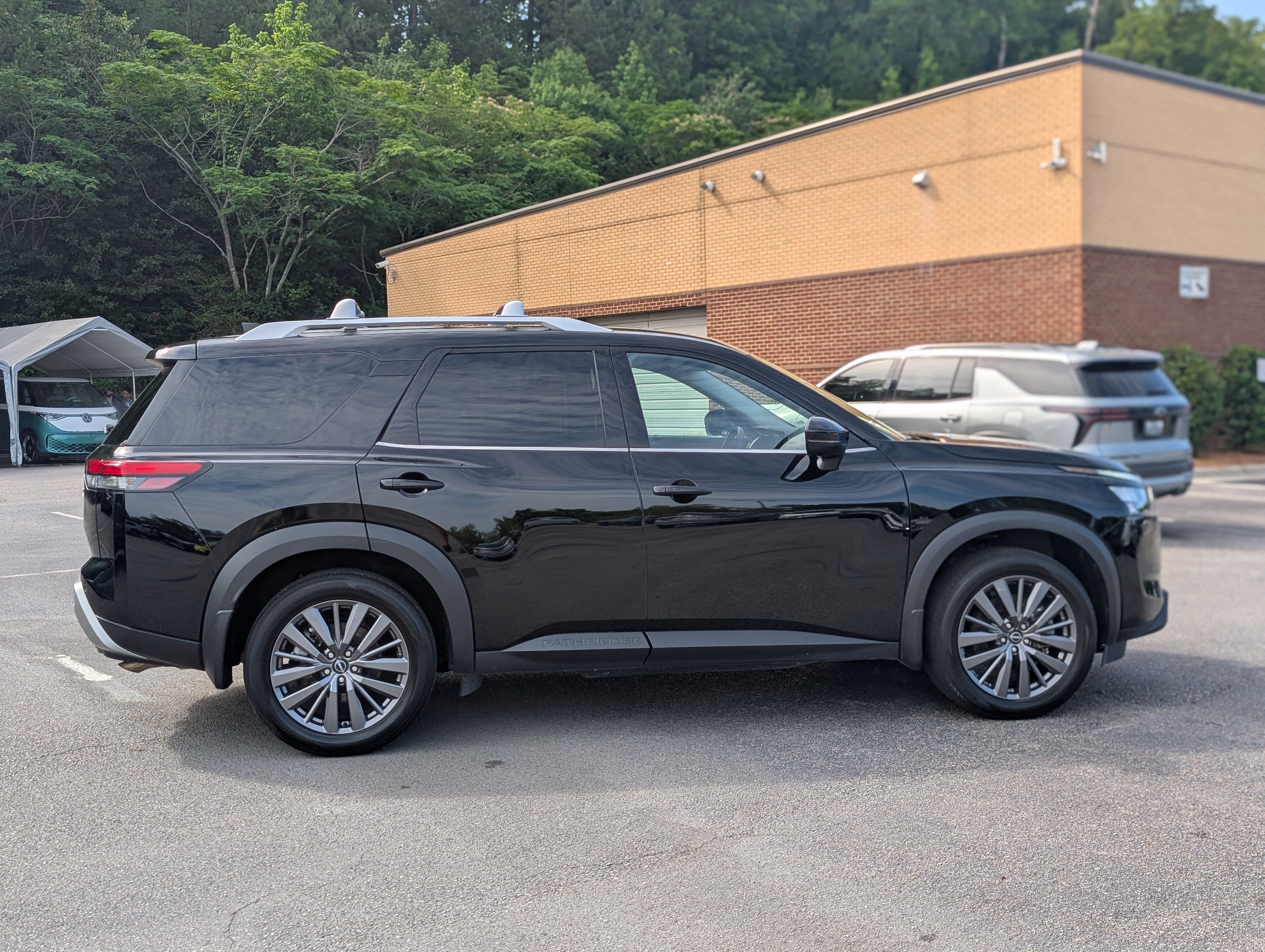 Used 2025 Nissan Pathfinder SL w/ SL Premium Package FWD image 10