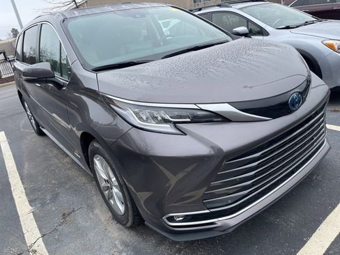 Used 2021 Toyota Sienna Limited image 10