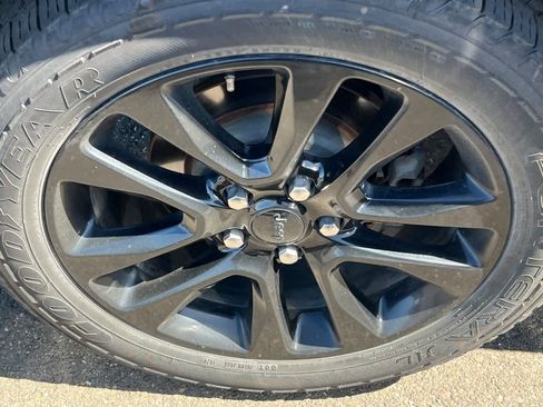 Used 2019 Jeep Grand Cherokee Altitude AWD/4WD image 17