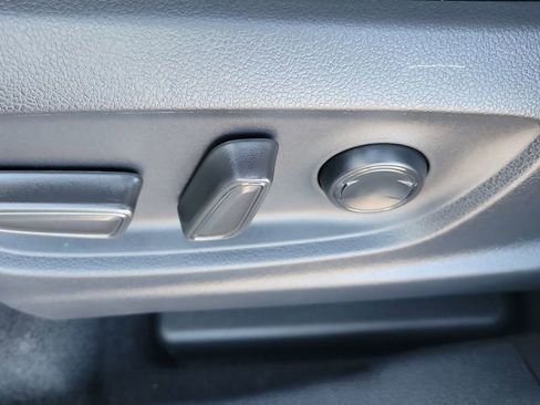 Used 2024 Toyota Corolla Cross XLE w/ Convenience Package image 19