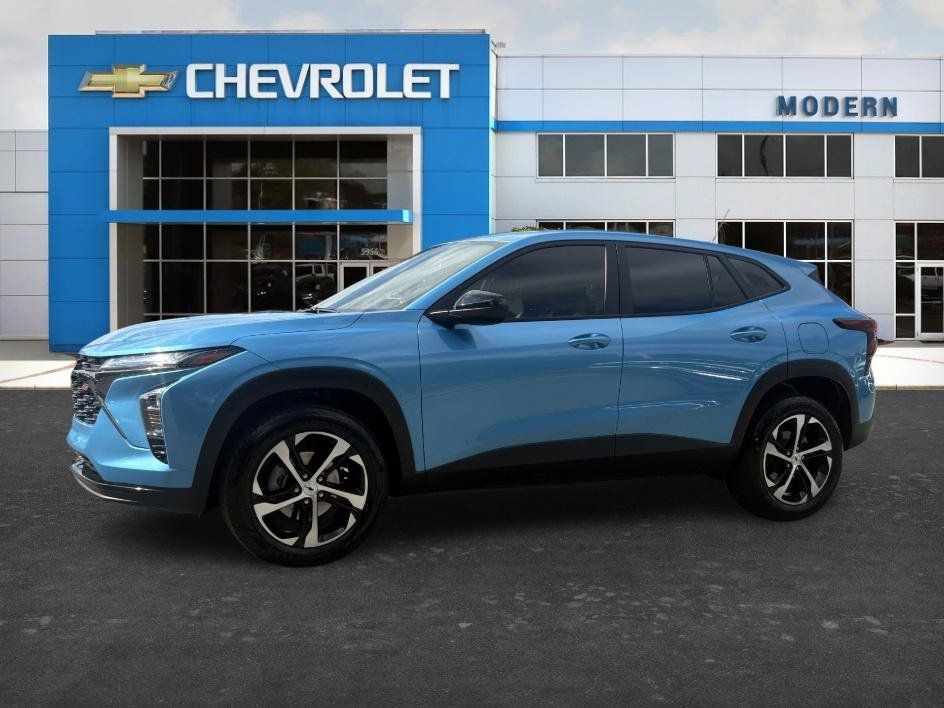 Used 2025 Chevrolet Trax RS FWD image 1
