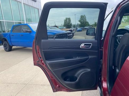 Used 2020 Jeep Grand Cherokee Laredo AWD/4WD image 21