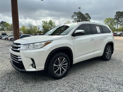Used 2018 Toyota Highlander XLE image 3