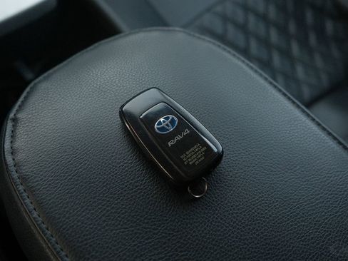 Used 2022 Toyota RAV4 XLE image 9