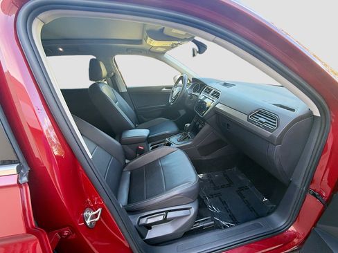 Used 2021 Volkswagen Tiguan SE image 31