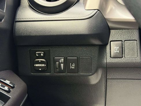 Used 2017 Toyota RAV4 LE AWD/4WD image 35