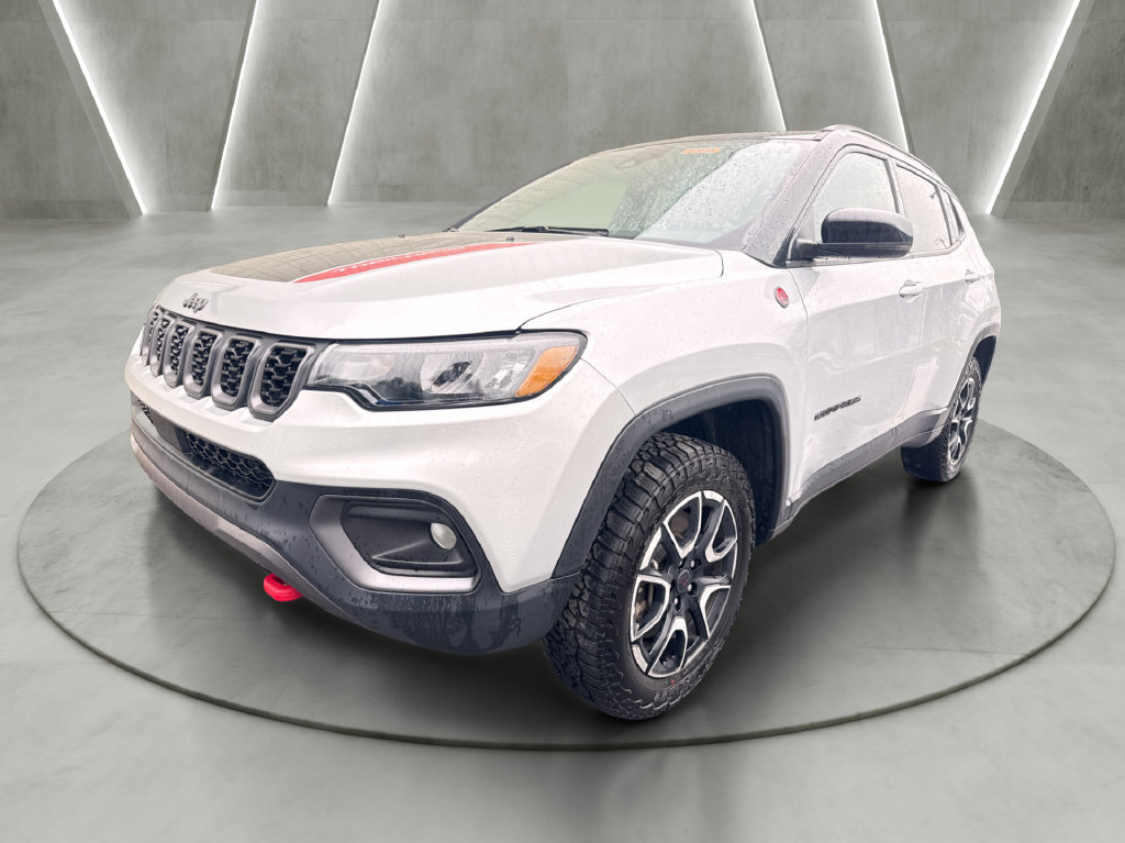 Used 2025 Jeep Compass Trailhawk AWD/4WD image 3