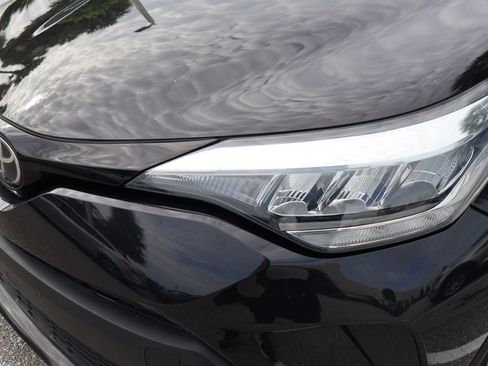 Used 2022 Toyota C-HR XLE FWD image 3