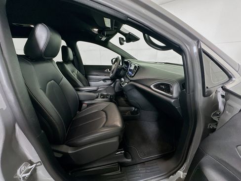 Used 2025 Chrysler Pacifica Select image 32