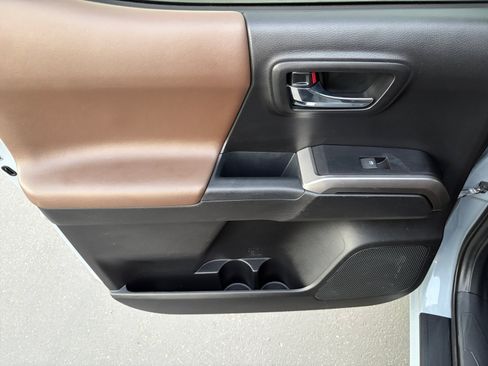 Used 2019 Toyota Tacoma Limited AWD/4WD image 25