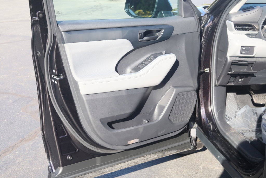 Used 2022 Toyota Highlander LE AWD/4WD image 15