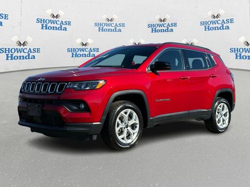 Used 2025 Jeep Compass Latitude image 2