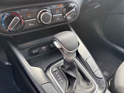 Used 2025 Kia Soul LX w/ LX Technology Package FWD image 40