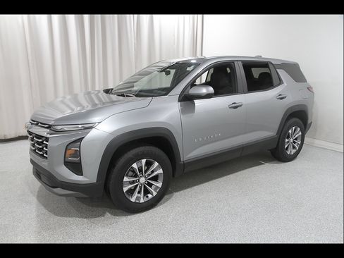 Used 2025 Chevrolet Equinox LT AWD/4WD image 3