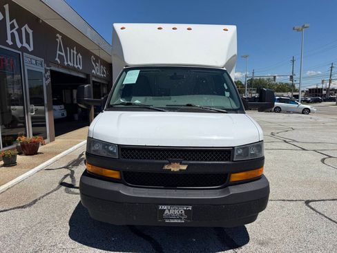 Used 2018 Chevrolet Express 4500 Extended w/ Driver Convenience Package RWD image 3