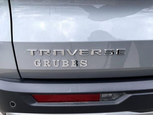 Used 2025 Chevrolet Traverse LT image 42